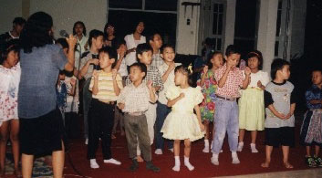 Children performing - jpg - 22944 Bytes