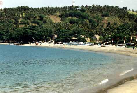 From our hotel you walk west along the beach, around the point formed by the Senggigi Beach Hotel, and you see this beach which serves that hotel. Notice it is not crowded, except with unused boats. - jpg - 16767 Bytes